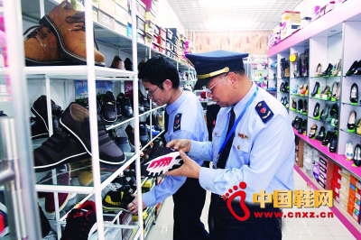 工商人員在檢驗一雙涉嫌冒牌的運動鞋