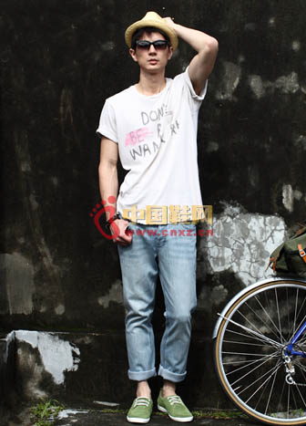 袋鼠鞋的縫線元素融入到休閑鞋上,以簡單的皮革呈現,有著美式休閑的獨特風格