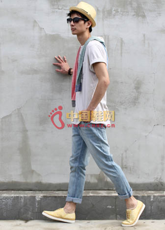 仿蛇紋鞋面是時下最前衛的圖騰印花,以亮黃色予以勾勒更顯活潑與自信