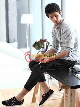 表面豐富的色彩搭配,點綴上春意盎然的圖騰,為男士的鞋履注入與眾不同的繽紛