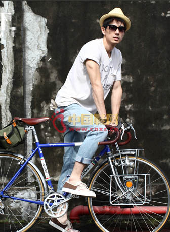 輕松的美西線條搭配,舒適卻搶眼的配色,在絢麗的春夏色彩中成為超強的男鞋單品