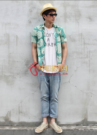 將尖皮與牛皮實現完美拼接,加上各種經典元素的組合,就是這款春夏最休閑的鞋款