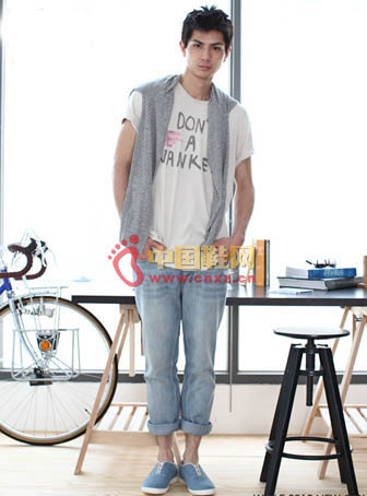 松緊帶的設計為懶人們提供了便利,搭配上春夏流行的牛仔布材料,可謂是前衛至極