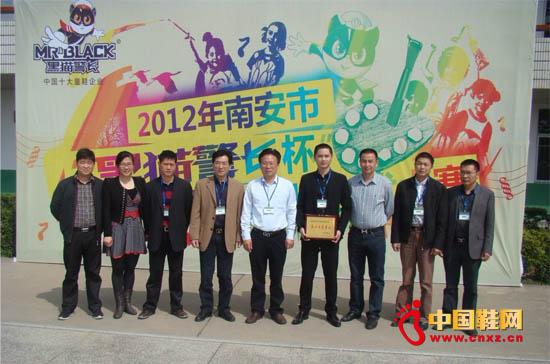 南安市教育局授予公司總經理”熱心文藝事業”獎牌現場