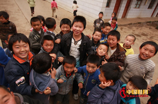 孩子們在準備挑選童鞋