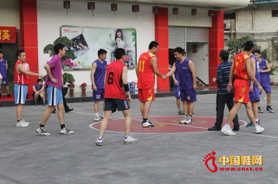 比賽馬上開始(注意身高)