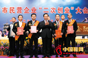 安踏獲“功勛企業(yè)”獎(jiǎng)牌