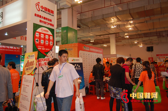 中國(guó)鞋網(wǎng)展位人群攢動(dòng)