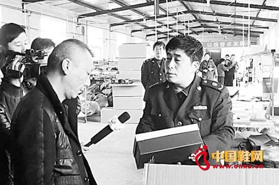 涉案人員正在接受工商人員調查