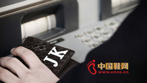 Bottega Veneta推出將名字首字母縮寫印在皮具上的個性化定制服務