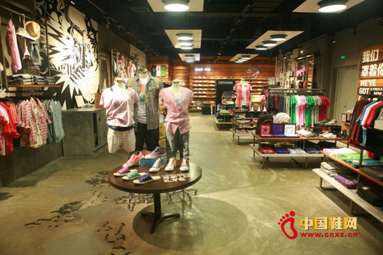 匡威中國(guó)首家概念店進(jìn)駐北京三里屯1