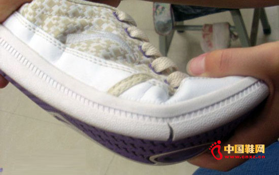 安踏運動鞋穿9天鞋底開裂