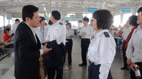 亨達股份總經(jīng)理單存禮向周艷群組長介紹企業(yè)生產(chǎn)經(jīng)營情況