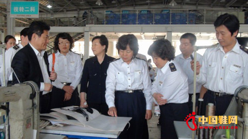 周艷群組長(右三)一行視察亨達股份技術(shù)中心