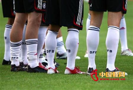 耐克與阿迪達(dá)斯:綠茵場(chǎng)外的戰(zhàn)爭(zhēng)