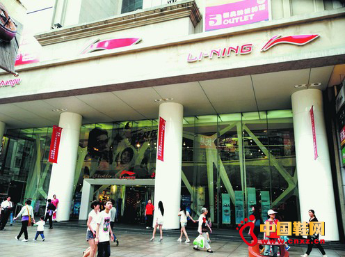 經(jīng)過(guò)前些年的黃金發(fā)展期后,中國(guó)體育服裝品牌或已進(jìn)入調(diào)整期