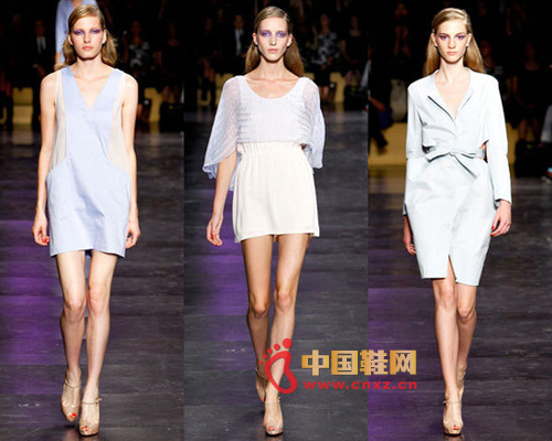 裸色T字鞋讓雙腿更修長