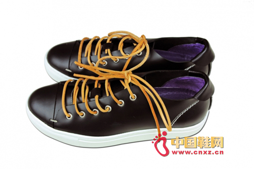 黑色的DELUXE TAYLOR馬皮鞋款