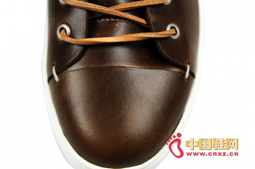 鞋身光亮感十足