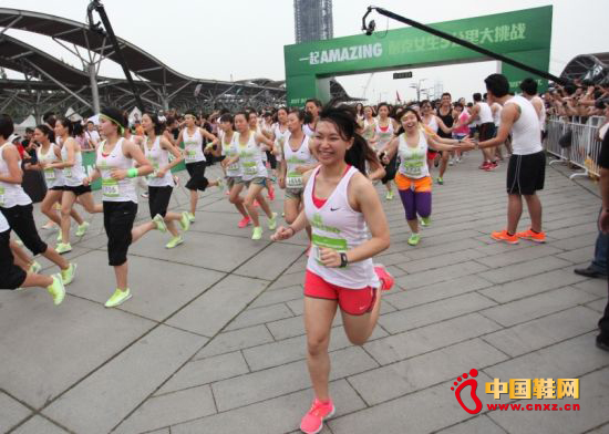 美女們沖出起跑線