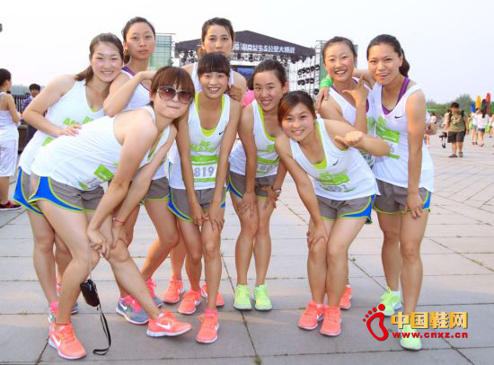 美女大學生們組隊參加一起Amazing耐克女生5公里大挑戰