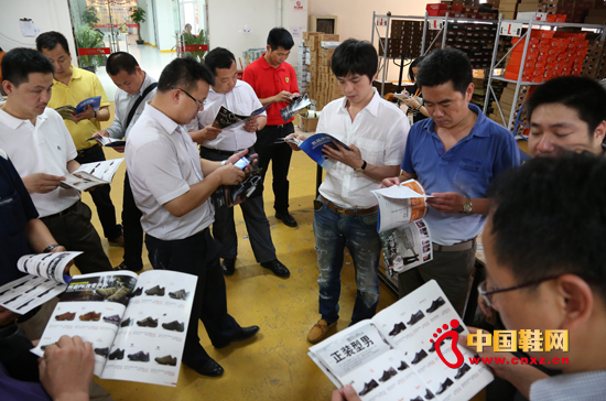 嘉賓一行參觀拍鞋網物流配送中心1