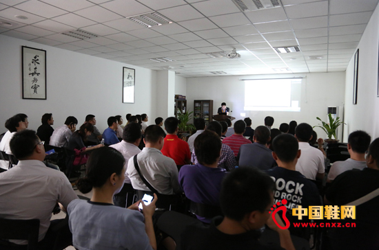 與嘉賓們在拍鞋網修煉室里進行交流