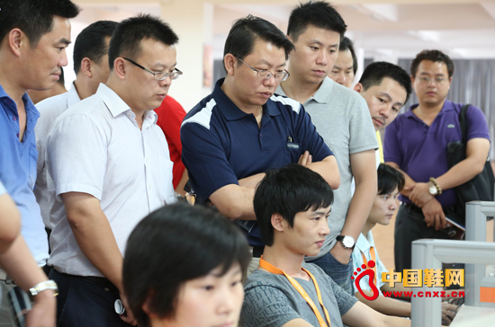 董事長助理任仲平陪同嘉賓參觀