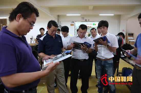 嘉賓一行參觀拍鞋網物流配送中心2