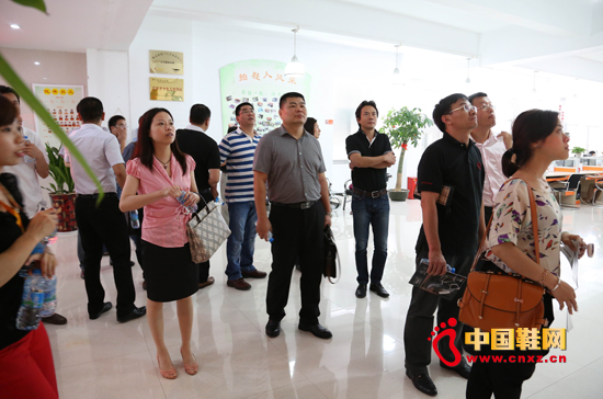 來訪人員視察拍鞋網整體辦公環境