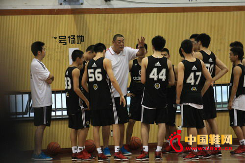 肯尼斯·法里德與小球員見面