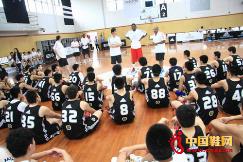 昆西·龐德塞特和肯尼斯·法里德與球員們合影