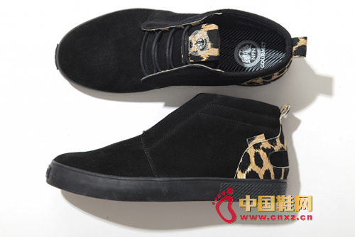 黑色的鞋面加點(diǎn)豹紋