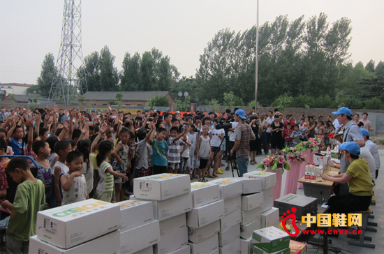 孩子們歡呼雀躍,興奮地等待卡西龍“希望童鞋”1