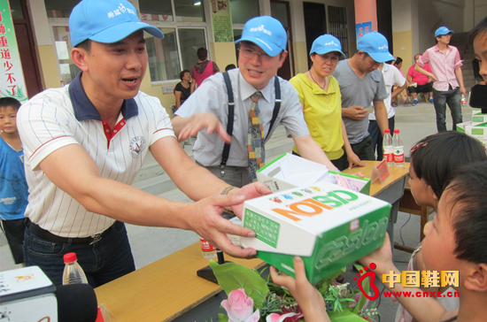 孩子們歡呼雀躍,興奮地等待卡西龍“希望童鞋”4