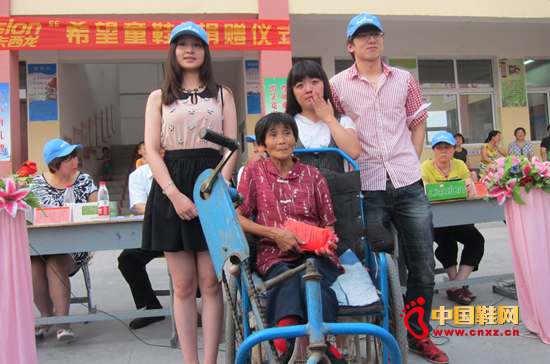 卡西龍董事長 丁燦陽先生 親自為孩子們捐贈他的一份愛心2