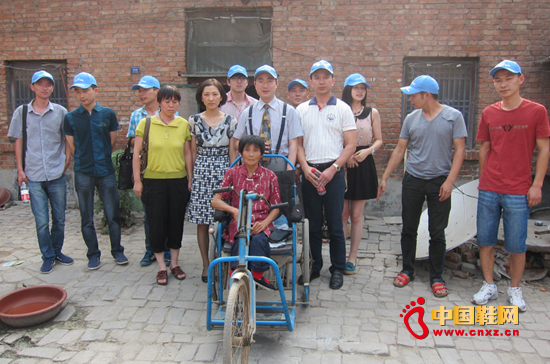 捐贈現場中卡西龍“希望童鞋“愛心使者還為任少云及其她即將上大學的女兒送去了他們的一份心意