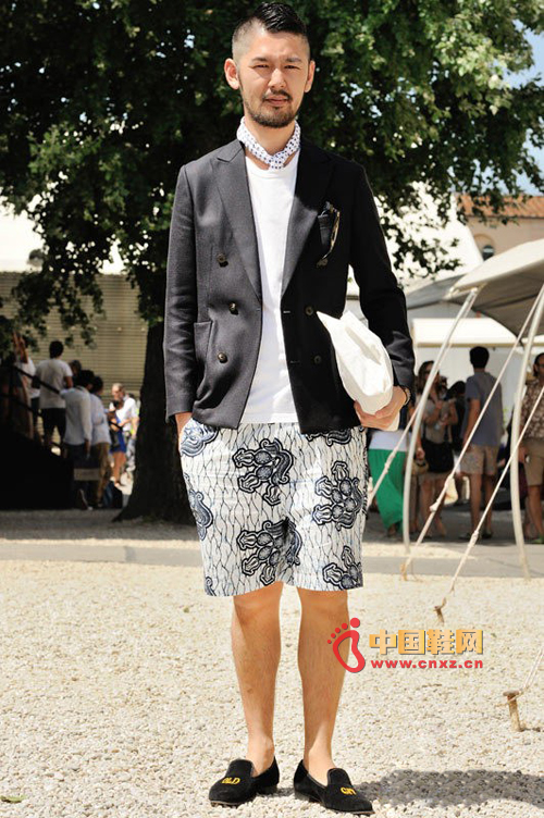 Ȼ°˻ڣϰ÷׺ڰɫCһ