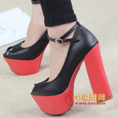 簡約拼色粗高跟超高跟防水臺魚嘴單鞋,超高跟的設計,更顯您的氣場呢