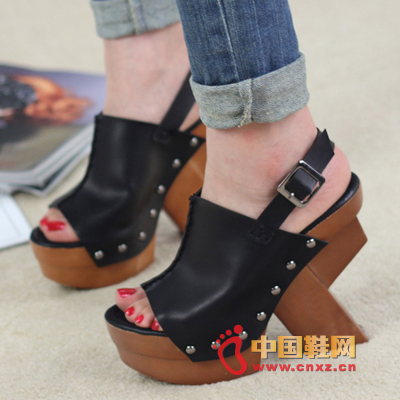 粗跟防水臺超高跟露趾后絆帶涼鞋,任您展現獨特的大牌范兒呢