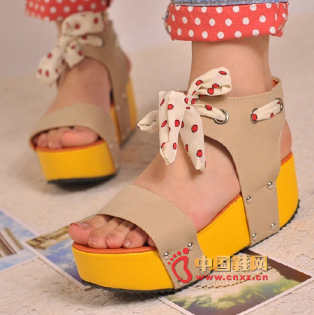 綁帶設計的時尚厚底美鞋