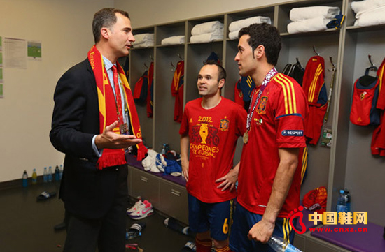 伊涅斯塔身著西班牙奪冠紀念T恤