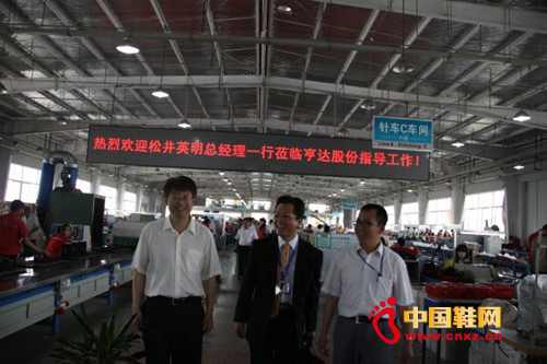 在亨達(dá)股份副總經(jīng)理?xiàng)顤|賢(右一)、文化顧問郭光(左一)的陪同下,松井英明總經(jīng)理(右二)參觀和諧車間。