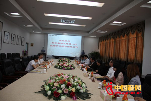 雙方進(jìn)行座談