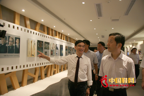 錢金波董事長向陳德榮書記講述紅蜻蜓品牌館的故事