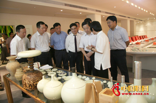 陳德榮書記觀賞甌窯藝術品