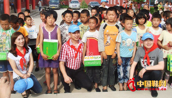 卡西龍董事長(zhǎng)丁燦陽(yáng)先生、卡西龍甘肅分公司總經(jīng)理金晨紅女士及中品機(jī)構(gòu)王漢武主席與孩子們合照