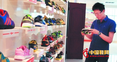 消費者決定款式走向,并引導企業生產的模式漸被接受。圖為一電商負責人在研究產品。