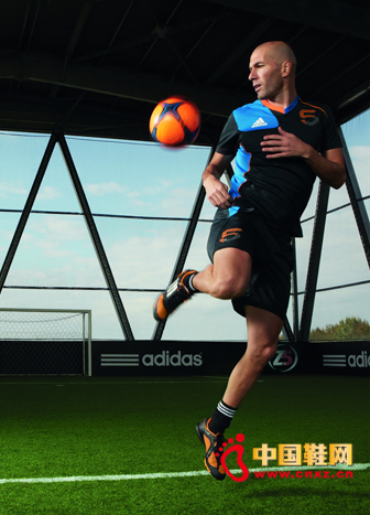阿迪達斯全新Free Football X-ite靈活移動完美觸球