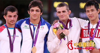 摔跤名將索爾楊(左二)為伊朗摘得首金